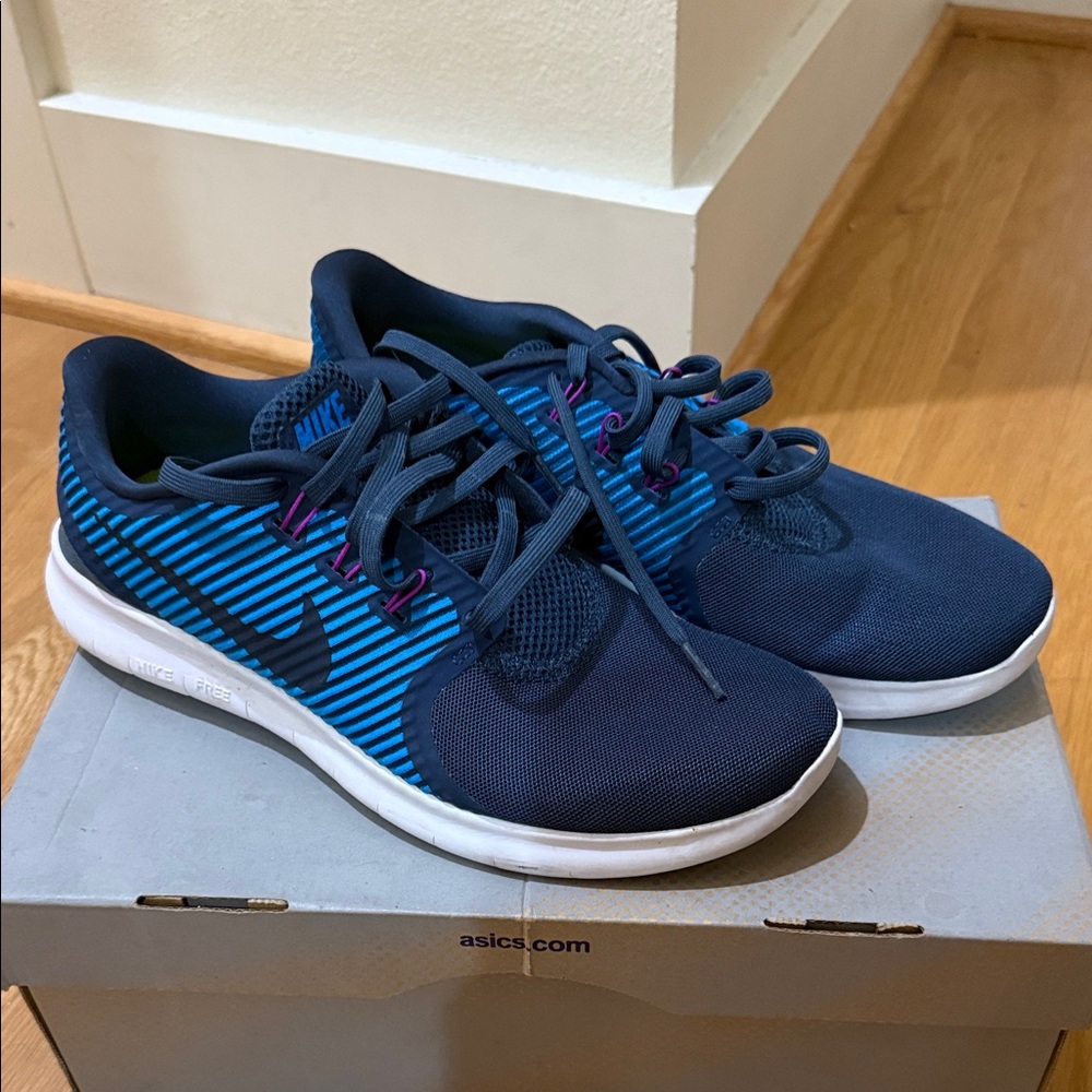 Nike Navy and Teal Sneakers
